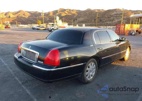 2007 Lincoln Town Car Signature Long Wheelbase z USA, uszkodzony, nr VIN 1LNHM85W37Y603535